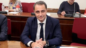 Σενετάκης: Θεσμική ευκαιρία να τελειώσει η πολιτική τυμβωρυχία