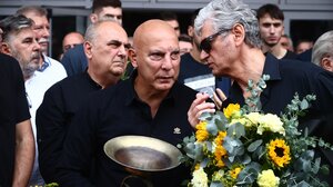 Ο Νίκος Γκάλης στο λαϊκό προσκήνυμα για τον Γιάννη Ιωαννίδη στο Αλεξάνδρειο