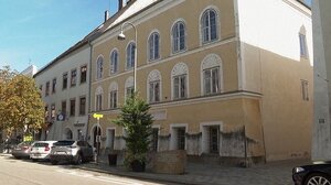 Συνέλαβαν Γερμανούς που γιόρταζαν τα γενέθλια του Χίτλερ στο σπίτι του