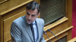 Μιχάλης Χουρδάκης: Επιμένει και δεν παραδίδει την έδρα του