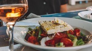 Οι 2 κανόνες για την προετοιμασία της τέλειας χωριάτικης σαλάτας