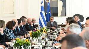 Μητσοτάκης: «Μπόνους» μείωση στο τέλος επιτηδεύματος για επαγγελματίες που δηλώνουν πάνω από τον κατώτατο μισθό 