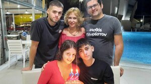 Το πτυχίο αποτελεί... οικογενειακή υπόθεση! Μπαμπάς, μαμά, κόρη και γιος, όλοι φοιτητές!