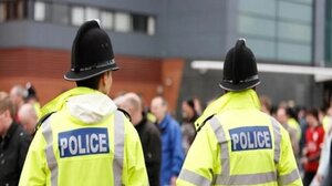 Βρετανία: Δύο γυναίκες κατηγορούνται για τρομοκρατία επειδή φορούσαν αυτοκόλλητα με σύμβολα της Χαμάς