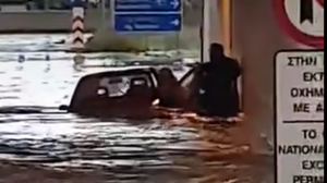 Κινδύνεψε να πνιγεί μέσα στο αυτοκίνητό της στο Ακταίο