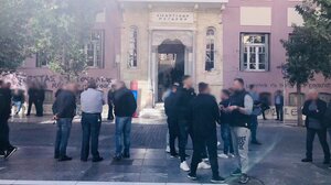 Προφυλακίστηκαν οι δύο για την κοκαΐνη στο παλιό σανατόριο - Πλήθος οι "συμπαραστάτες" τους στα Δικαστήρια