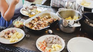 Κόβουν ... κι από το φαγητό οι Έλληνες εργαζόμενοι!