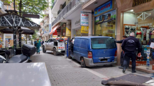 Όχημα… άνοιξε τρύπα σε κεντρικό πεζόδρομο στη Λάρισα