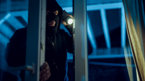 Διαρρήκτης περνάει μέσα από... τζαμαρία αδειάζει το ταμείο - Δείτε βίντεο