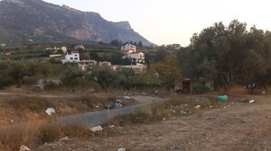 Καναπέδες, κρεβάτια, μέχρι και... γυψοσανίδες πεταμένες στο δρόμο!