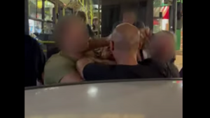 Έπαιξαν ξύλο για το παράνομα σταθμευμένο αυτοκίνητο