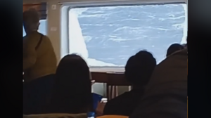 Θρίλερ σε πλοίο - "Μάχη" για να δέσει στο λιμάνι, τα κύματα έσπασαν τζάμια!