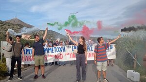 «Να σταματήσει η εμπλοκή στο μακελειό στη Γάζα» ακούστηκε δυνατά έξω από τη βάση της Σούδας