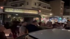 Ένταση στον Βύρωνα: Επιβάτες λεωφορείου πιάστηκαν στα χέρια με οδηγό που πάρκαρε παράνομα