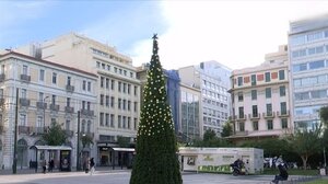 Κλέβουν μπάλες από τα Χριστουγεννιάτικα δέντρα της Αθήνας!