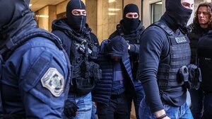 Στην ανακρίτρια ο 18χρονος για την επίθεση με φωτοβολίδα στον αστυνομικό