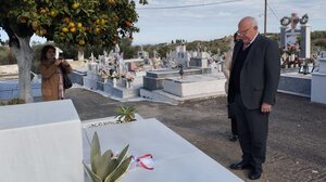 Απόδοση τιμής στο Μίκη Θεοδωράκη από τον Πρέσβη της Κούβας