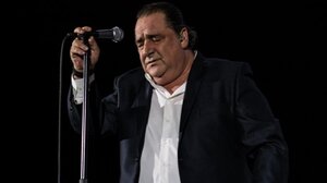 Βασίλης Καρράς: "Τώρα χαμηλώστε τα φώτα" – Η σκληρή, αλλά λαμπερή ζωή του αγαπημένου τραγουδιστή
