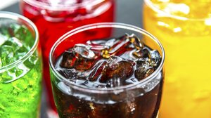 Τα αναψυκτικά και οι φρουτοχυμοί με ζάχαρη είναι χειρότερα από τα γλυκά!