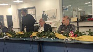 Διαμαρτυρία στο Δημοτικό Συμβούλιο Πλατανιά για την αύξηση των τελών