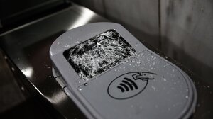 Φθορές από αγνώστους στο μετρό Ομόνοιας μετά την πορεία για τα 15 χρόνια από τον θάνατο του Α. Γρηγορόπουλου