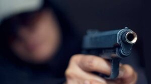 Απείλησε τη γυναίκα του με όπλο