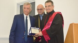 Συγκίνηση στην τελετή ορκωμοσίας των αποφοίτων της Ιατρικής Σχολής