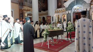 Σε κλίμα οδύνης το τελευταίο "αντίο" στην Ελένη Κτιστάκη - Βίντεο και φωτογραφίες