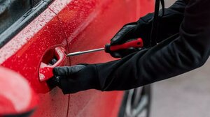 Διαρρήξεις σε αυτοκίνητα και συναλλαγές με κλεμμένη κάρτα για 29χρονο