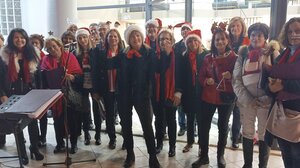 Ψάλλει Χριστουγεννιάτικα τραγούδια και κάλαντα η χορωδία "Ωδή τριτέκνων" 