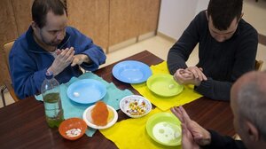 Ουγγαρία: Εκατοντάδες περιμένουν στην ουρά για ένα πιάτο φαγητό