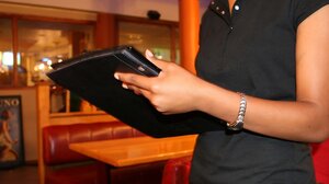 ΗΠΑ: Βάναυσος ξυλοδαρμός σερβιτόρας για μια έξτρα χρέωση σε εστιατόριο