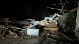 Βάρη: Ανεμοστρόβιλος διέλυσε σπίτι εξαμελούς οικογένειας