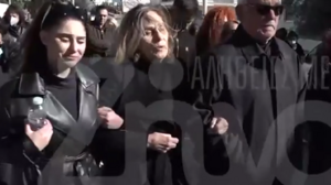 Σαλαμίνα: Ράγισαν καρδιές στην κηδεία της 43χρονης που δολοφόνησε ο 71χρονος