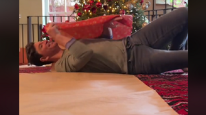 Ο Σάκης Ρουβάς... τυλίχτηκε δώρο για την Κάτια Ζυγούλη