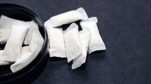 Ο Νίκος Τζανάκης εξηγεί τι είναι τα στικάκια που έστειλαν μαθητές στο νοσοκομείο