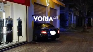 Τροχαίο στη Θεσσαλονίκη: Αυτοκίνητο καρφώθηκε σε κατάστημα 