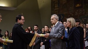 Στις οικογένειες τα πτυχία δύο φοιτητριών που έχασαν τη ζωή τους στα Τέμπη