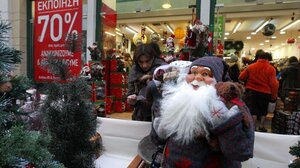 Τι λένε οι καταναλωτές για την ακρίβεια- Πώς επηρεάζονται τα σχέδιά τους για τα Χριστούγεννα