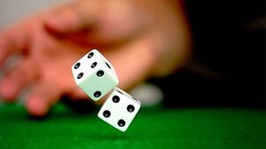 "Γκίνια" για 4: Τα ζάρια τους έστειλαν στα κρατητήρια!