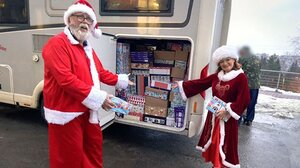 Μια σταλιά αγάπης από θαρραλέο ζευγάρι Βρετανών σε παιδιά της Ουκρανίας