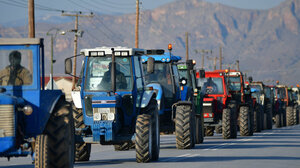 Σε αποκλεισμό της εθνικής οδού Θεσσαλονίκης-Νέων Μουδανίων προχώρησαν οι αγρότες