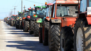 Σύσκεψη αγροτών για τη συνάντηση με Μητσοτάκη - Μπλόκα στον Τύρναβο