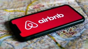 Έρχεται πλαφόν στις άδειες λειτουργίας Αirbnb σε δημοφιλή νησιά