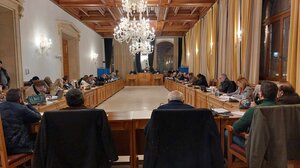 Κατά πλειοψηφία "πέρασαν" οι αυξήσεις στα δημοτικά τέλη - Διαμαρτυρία κατά των αυξήσεων- Βίντεο