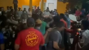 Μεξικό: Έξαλλοι κάτοικοι χωριού επιτίθενται σε αστυνομικούς μετά τον θάνατο νεαρού