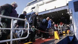 Φεύγουν και οι τελευταίοι αδειούχοι του Αυγούστου - Υψηλή πληρότητα και στα πλοία για Κρήτη