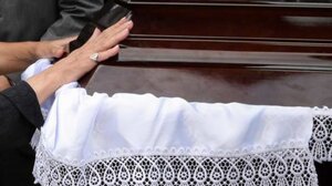 Άνοιξαν το φέρετρο στην εκκλησία και αντίκρισαν... άλλον νεκρό!