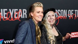 Η θρυλική τραγουδίστρια Τζόνι Μίτσελ στη σκηνή των βραβείων Grammy