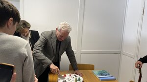 Μουσικές ευχές στον Αλέξη Καλοκαιρινό από την χορωδία του 4ου ΓΕΛ